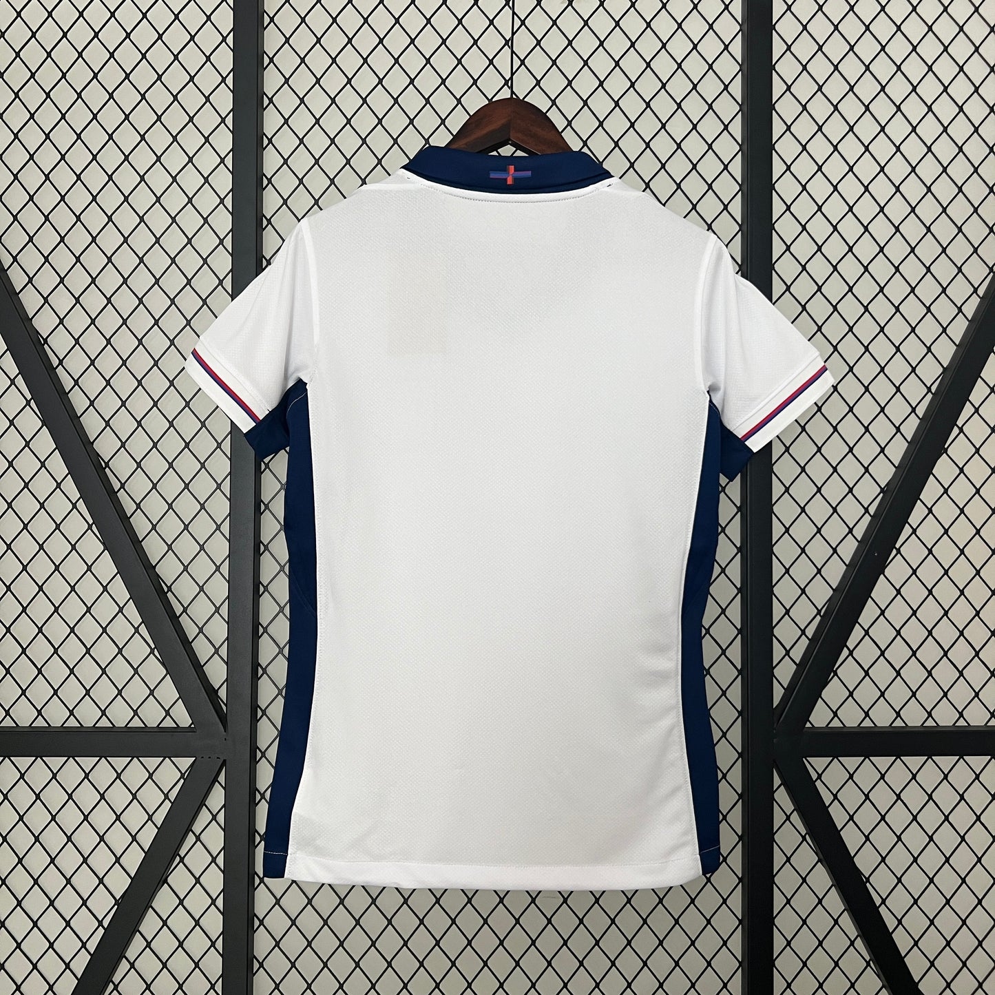 INGLATERRA MUJER RETRO LOCAL 2024