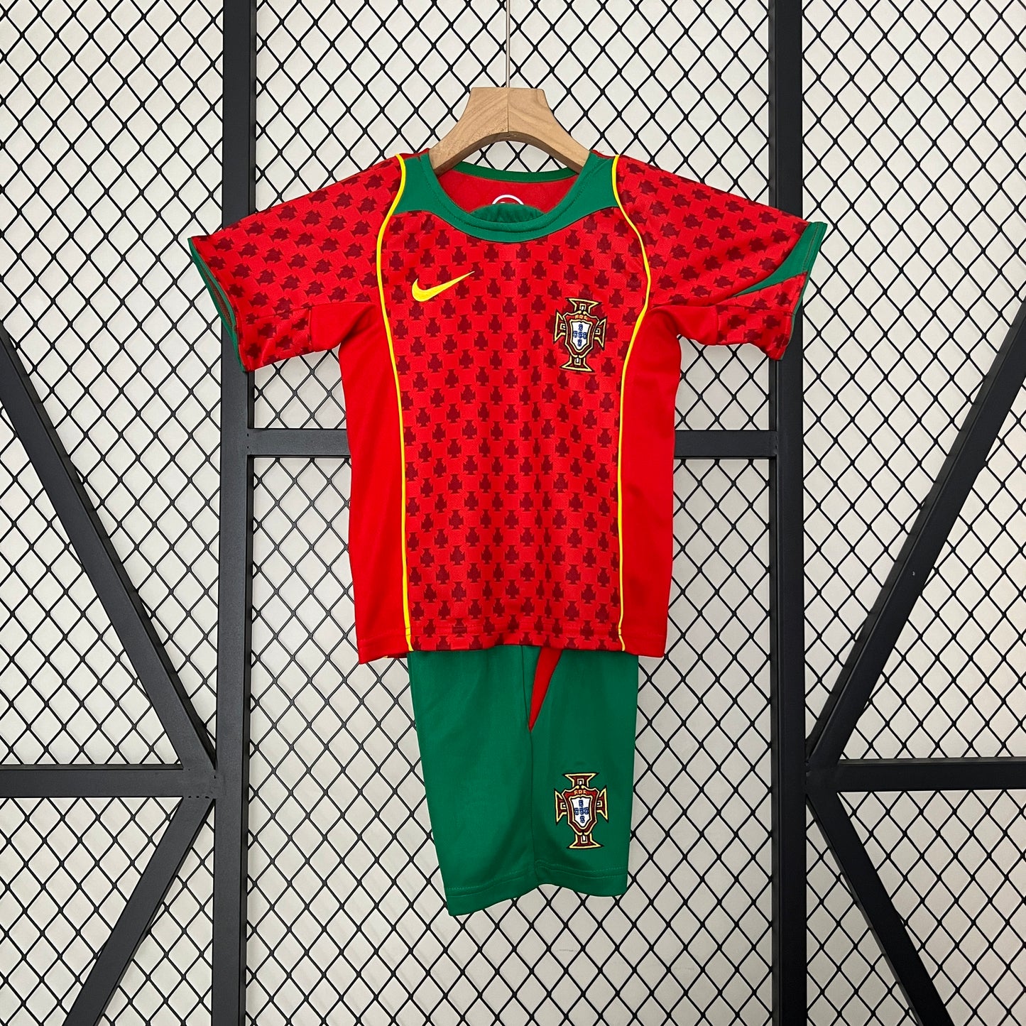 PORTUGAL NIÑO RETRO LOCAL 2004