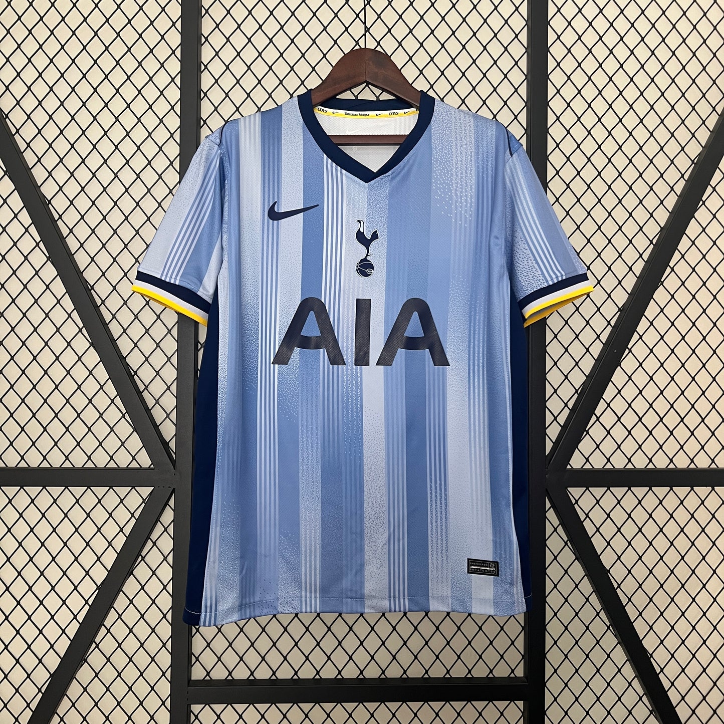 TOTTENHAM VISITA FAN 24-25