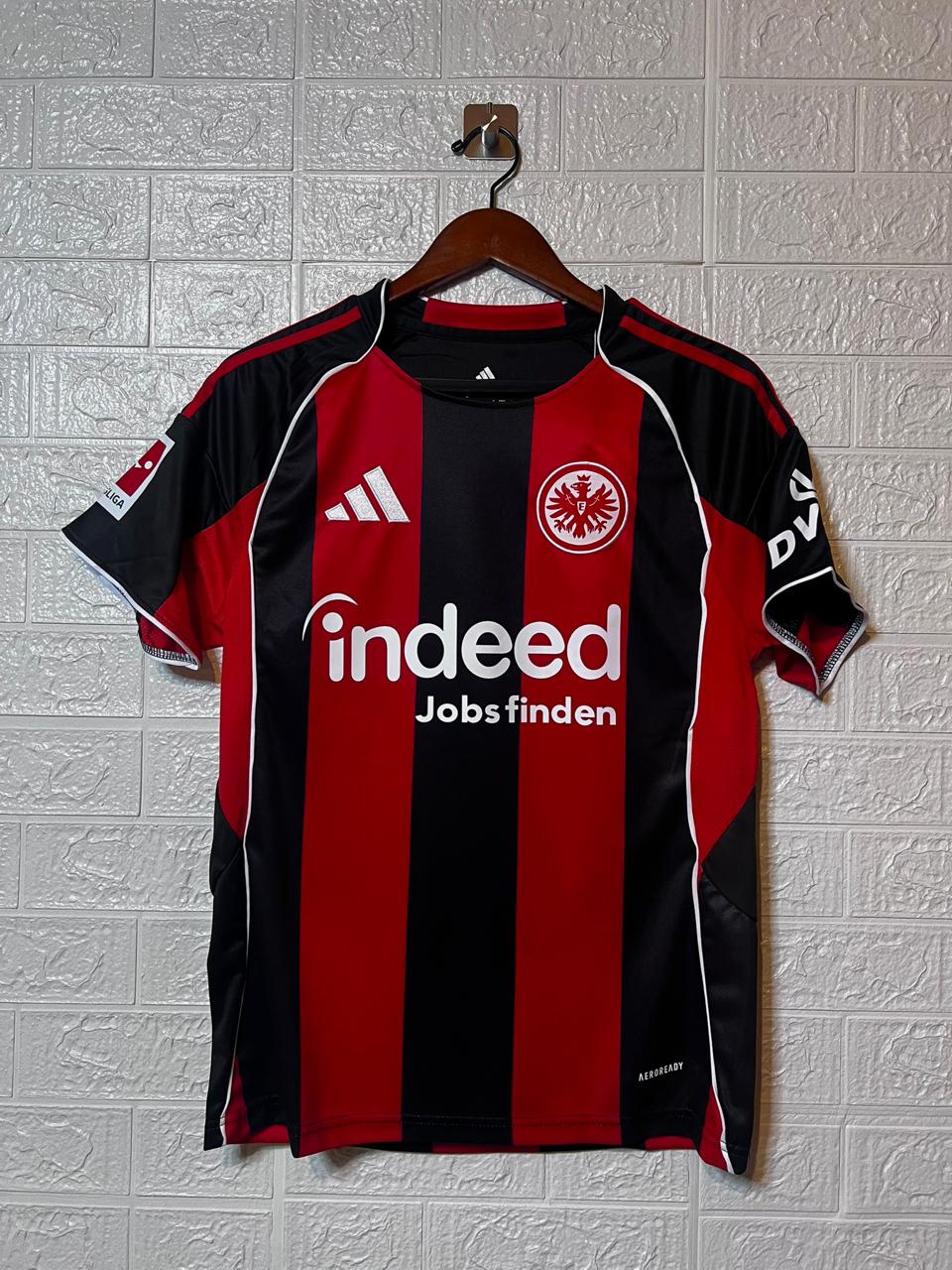 Frankfurt local 25 26 versión fan